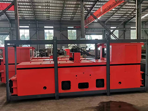 2.5T蓄电池电机车在轨运行